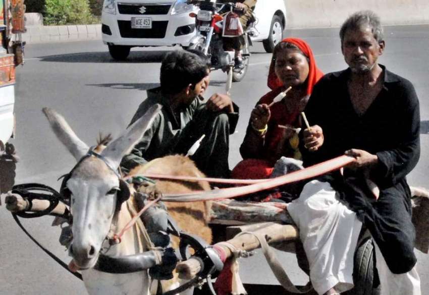راولپنڈی: گرمی کی شدت کے باعث خانہ بدوش قلفی کھاتے ہوئے جا ..