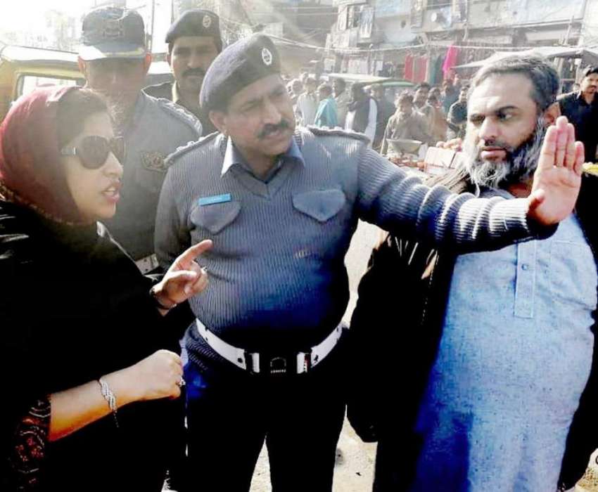 لاہور: ڈپٹی کمشنر صالحہ سعید شاہدرہ چوک کے چانک دورہ کے موقع ..