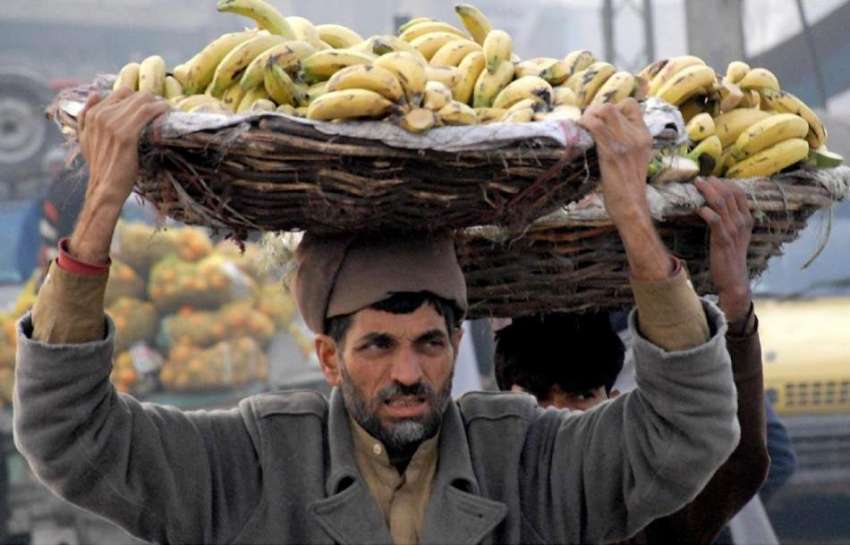 راولپنڈی: فروٹ منڈی میں محنت کش سر پے ٹوکرے اٹھائے مزدوری ..