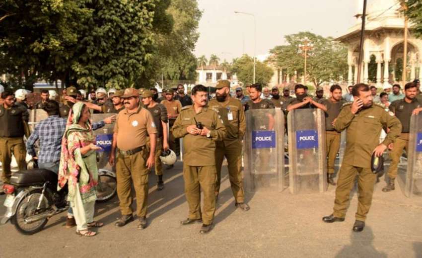 لاہور: مال رو ڈ پر احتجاج کے باعث پولیس کی بھاری نفری پنجاب ..