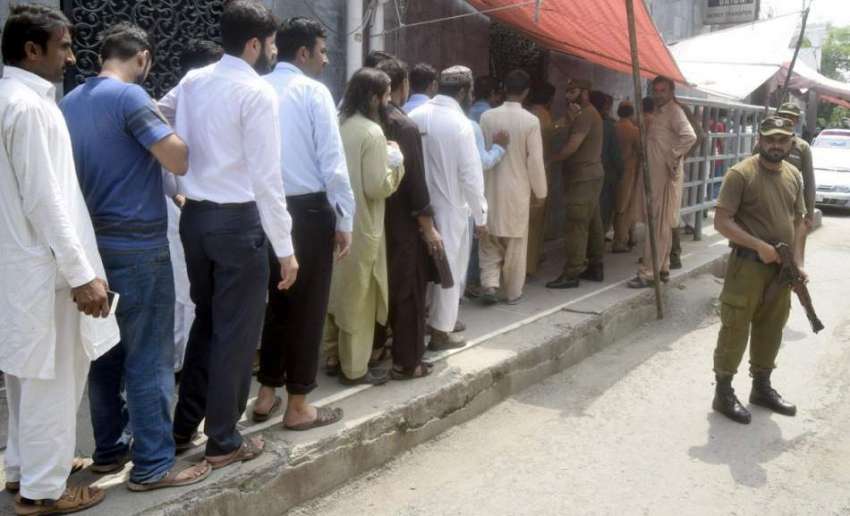 لاہور: داتا دربار مسجد میں نماز جمعہ کی ادائیگی کے لیے آنیوالے ..