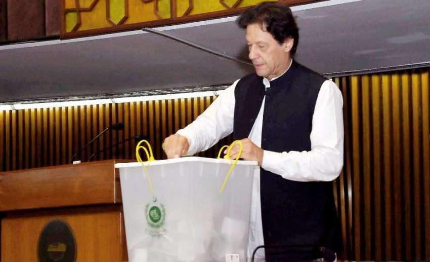 پشاور: وزیراعظم عمران خان صدارتی انتخاب کے لیے ووٹ کاسٹ ..
