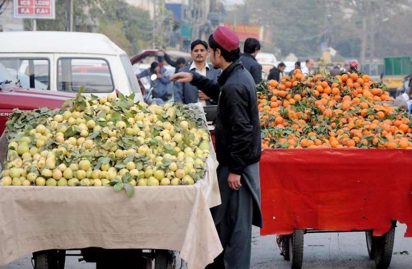 راولپنڈی: محنت کش فروٹ سجائے گاہکوں کے انتظار میں کھڑا ہے۔