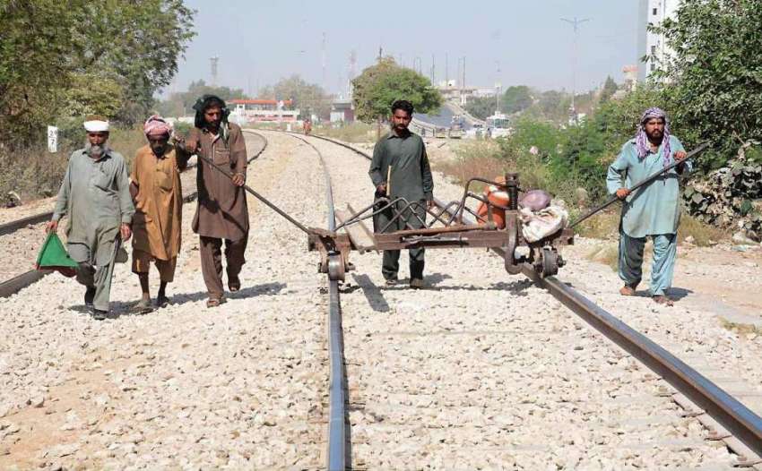 کراچی: ملیر میں ریلوے ملازمین ٹرین کی ٹوٹی ہوئی پٹڑی کو درست ..
