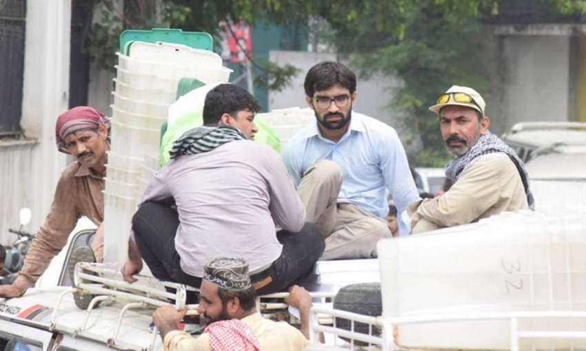 لاہور: عام انتخابت کے لیے پولنگ کا سامان ویگن میں رکھ کر ..