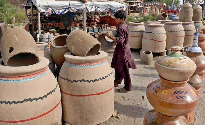 راولپنڈی: محنت کش بچہ گاہکوں کو متوجہ کرنے کے لیے مٹی کے ..
