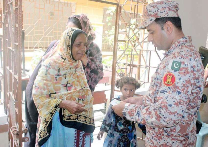کراچی: عام انتخابات 2018  کے موقع پر رینجرز اہلکار ایک خاتون ..