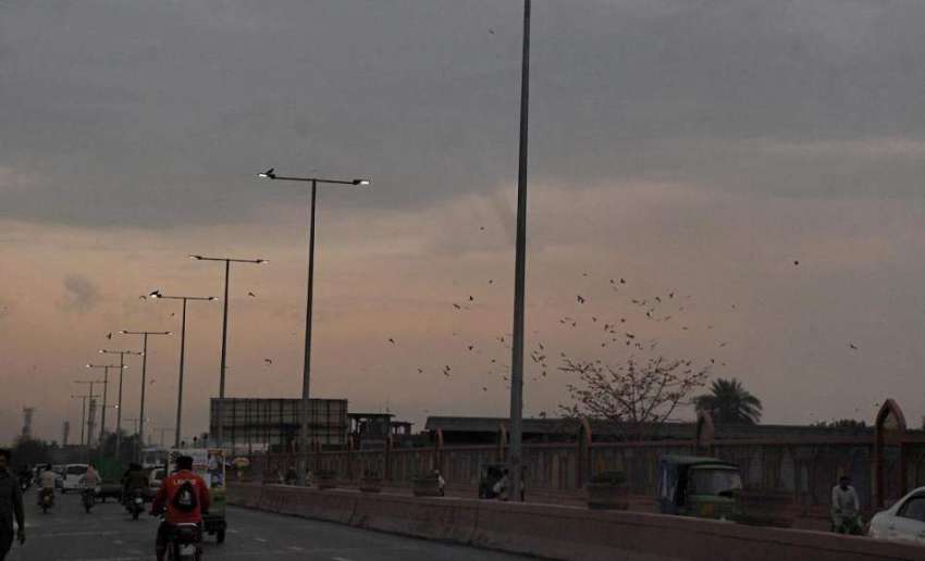 لاہور: صوبائی دارالحکومت میں بادل چھانے سے اندھیرے کے باعث ..