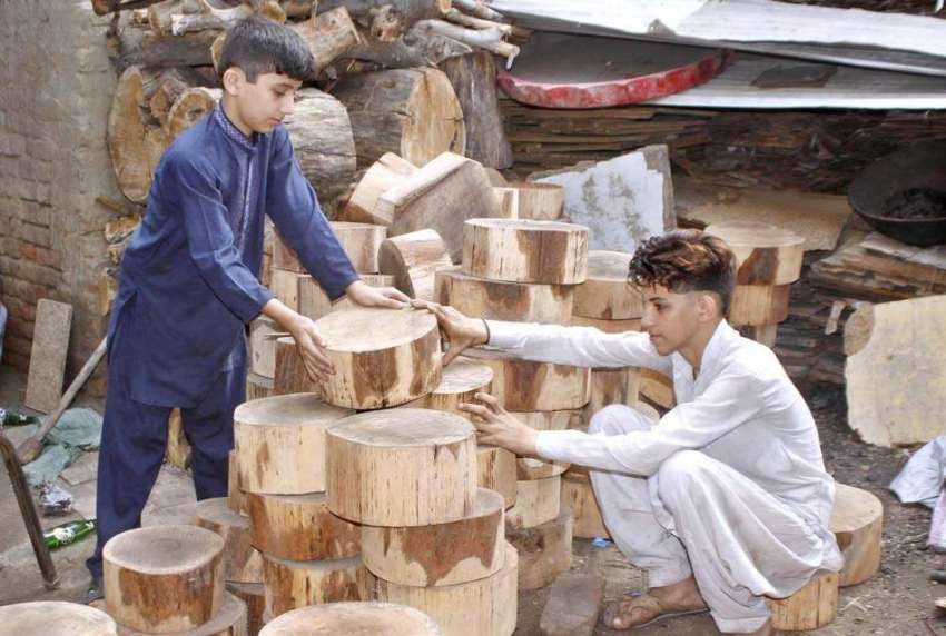 لاہور:شہری دکاندار سے گوشت بنانے کے لیے مڈی پسند کر رہا ہے۔