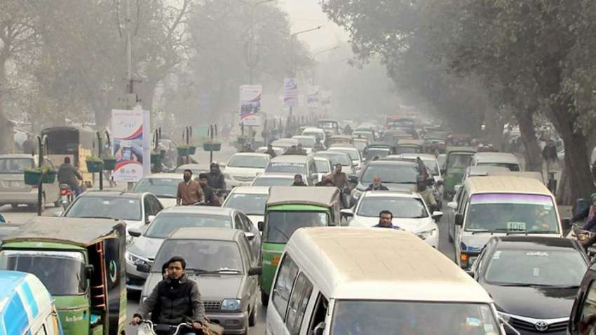 لاہور: مال روڈ پر ٹریفک جام کا منظر۔
