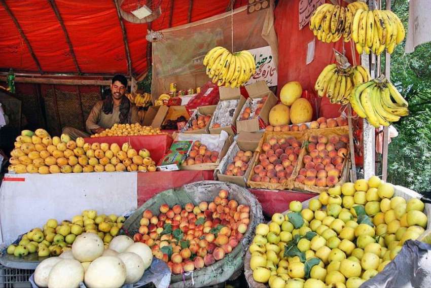 اسلام آباد: دکاندار نے گاہکوں کو متوجہ کرنے کے لیے تازہ فروٹ ..