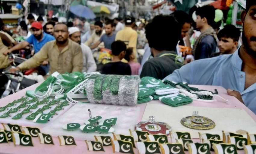لاہور: اردو بازار میں ایک شخص نے یوم آزادی کی مناسبت سے مختلف ..