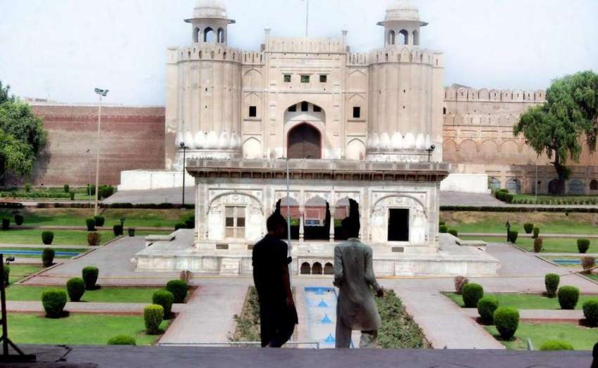 لاہور: حضوری باغ اور شاہی قلعہ کا خوبصورت منظر۔