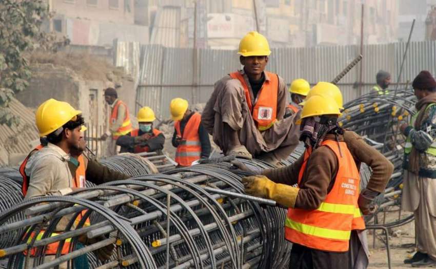 لاہور: مزدور اورنج لائن میٹرو ٹرین منصوبے کے کام میں مصروف ..
