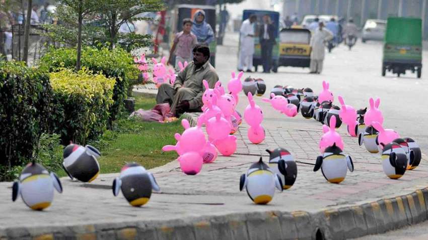 راولپنڈی: محنت کش سڑک کنارے بچوں کے کھلونوں کا سٹال لگائے ..