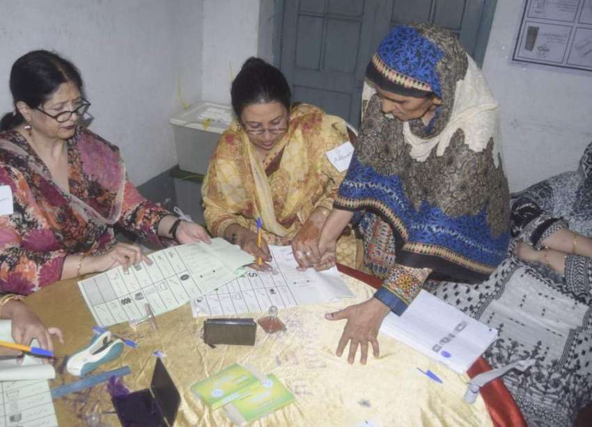 لاہور: عام انتخابات 2018  حلقہ این اے128میں ایک بزرگ خاتون اپنا ..