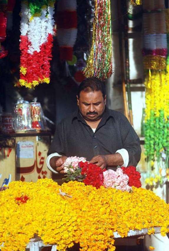 راولپنڈی: دکاندار پھول اور پتیاں فروخت کے لیے سجا رہا ہے۔