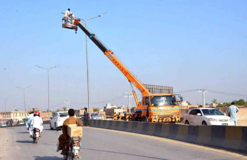 پشاور: پی ڈی اے اہلکار کوہاٹ روڈ پر سٹریٹ لائٹس نصب کررہے ..