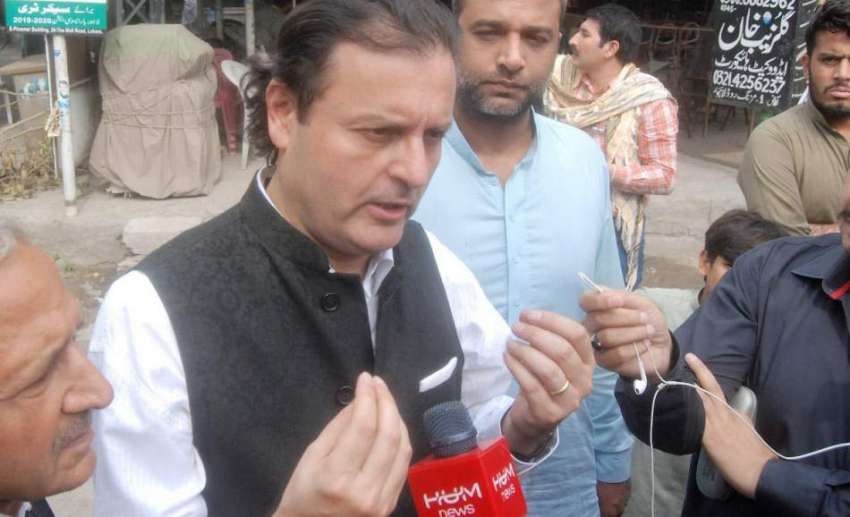 لاہور: تحریک انصاف کے رہنما ولید اقبال سیشن کورٹ کے باہر ..