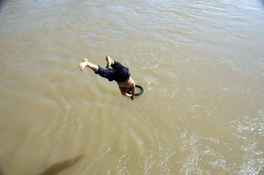 سیالکوٹ: نوجوان گرمی کی شدت سے بچنے کے لیے نہر میں نہا رہا ..