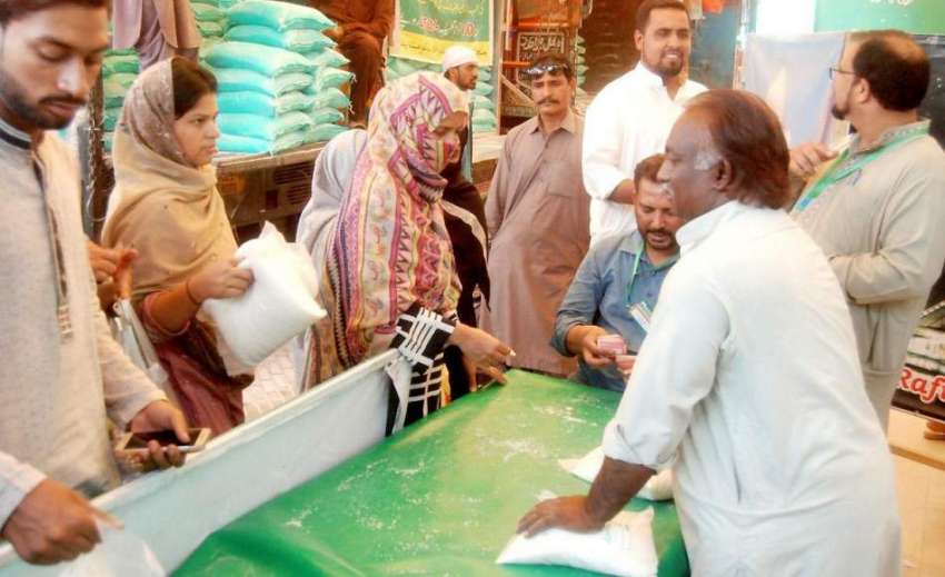 لاہور: شہری سستے رمضان بازار سے چینی خرید رہے ہیں۔