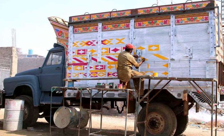 حیدر آباد: پینٹر ٹرک پر پینٹگ کرنے میں مصروف ہے۔