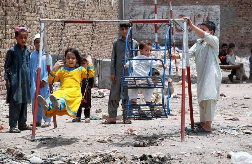 پشاور: بچے سڑک کنارے لگے جھولوں سے لطف اندوز ہو رہے ہیں۔