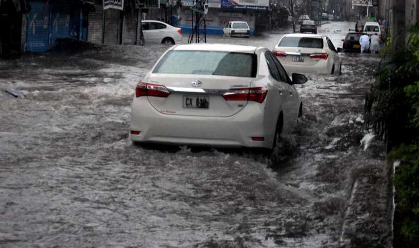 راولپنڈی: موسلا دھار بارش کے دوران مری روڈ پر جمع ہونیوالے ..