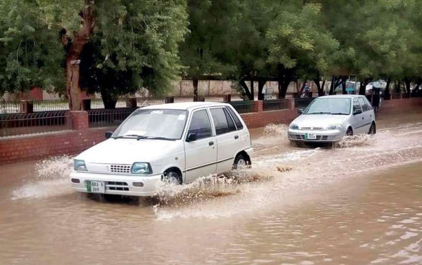 بہاولپور: موسلا دھار بارش کے بعد سڑک پر جمع پانی سے گاڑیاں ..