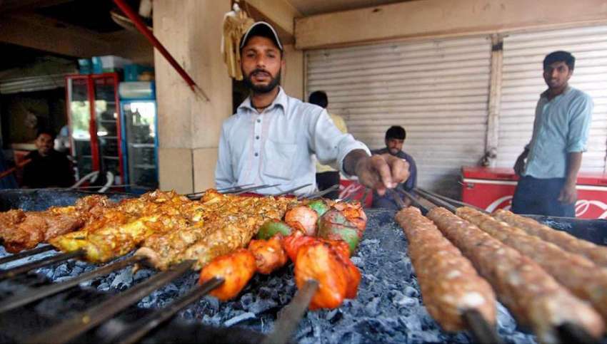 اسلام آباد: وفاقی دارالحکومت میں دکاندار فروخت کے لیے سیخ ..