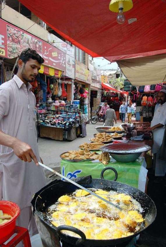 اسلام آباد: دکاندار فروخت کے لیے سموسے فرائی کر رہا ہے۔