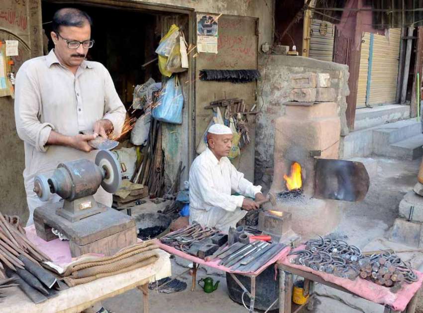 راولپنڈی: لوہار بھٹھی میں لوہا پگھلا کر مختلف اشیاء بنا ..
