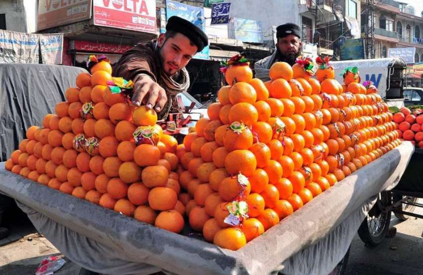 اسلام آباد: ریڑھی بان گاہکوں کو متوجہ کرنے کے لیے تازہ کینو ..