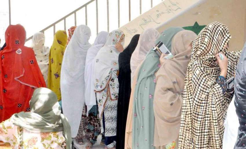 کوئٹہ: عام انتخابات 2018  سریاب روڈ کے پولنگ اسٹیشن میں خواتین ..