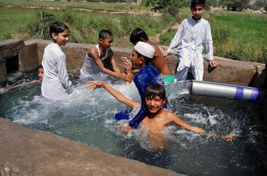 فیصل آباد: گرمی کی شدت سے بچنے کے لیے بچے ٹیوب ویل ک پانی ..