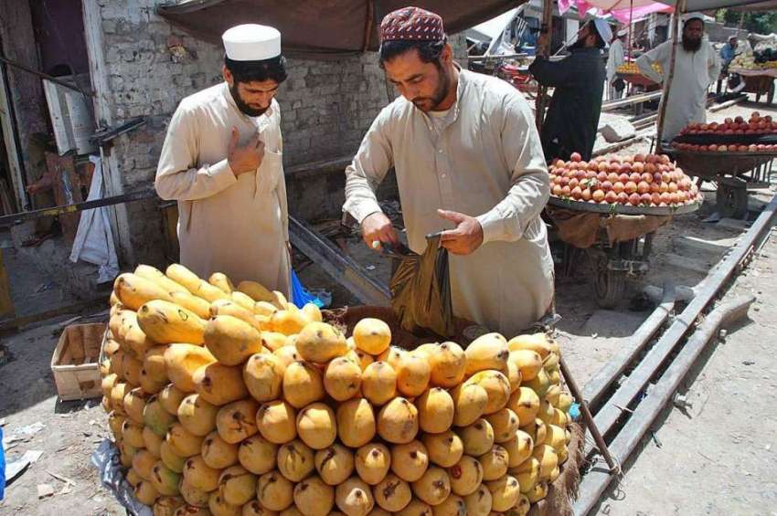 پشاور: دکاندار گاہکوں کو متوجہ کرنے کے لیے آم سجائے بیٹھا ..