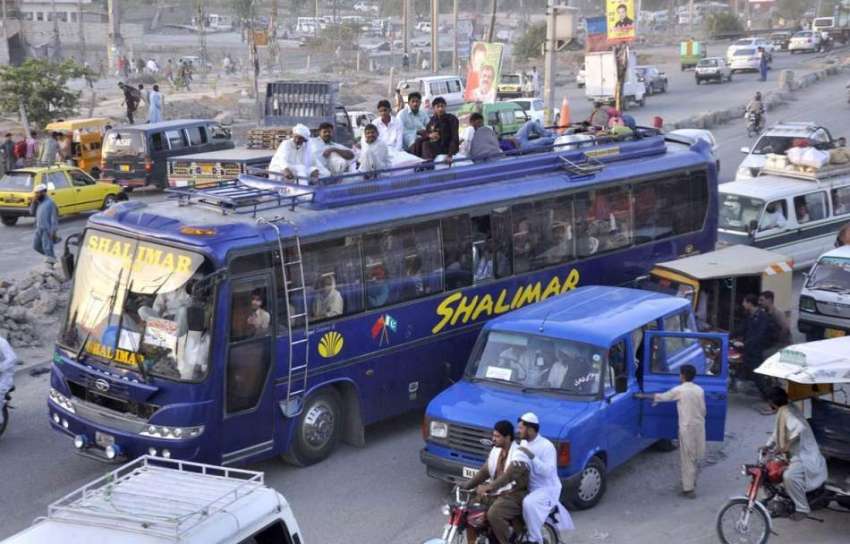 راولپنڈی: ٹرانسپورٹ کی کمی کے باعث لوگ بس کی چھت پر بیٹھ ..