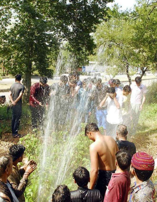 اسلام آباد: شہری گرمی کی شدت سے بچنے کے لیے نہا رہے ہیں۔