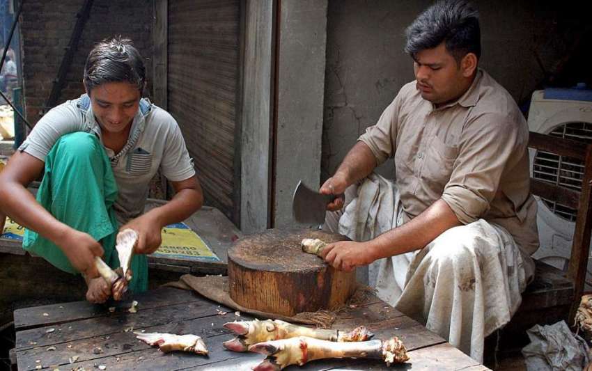 فیصل آباد: دکاندار پائے بھوننے کے بعد کاٹ رہا ہے۔