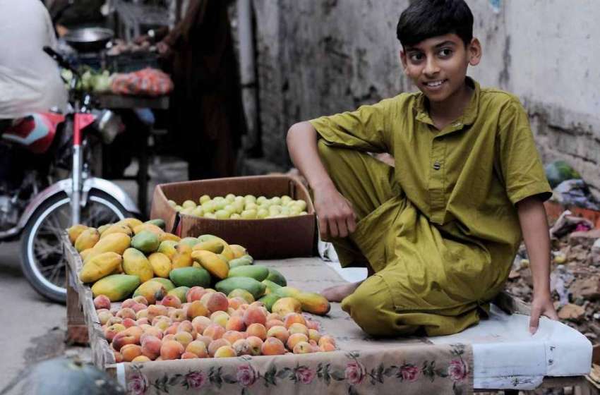 اسلام آباد: وفاقی دارالحکومت میں کمسن بچہ ریڑھی پر پھل سجائے ..