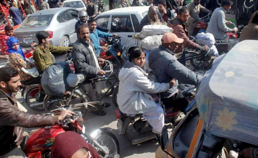 لاہور: پرانی انار کلی کے قریب بد ترین ٹریفک جام کا منظر۔