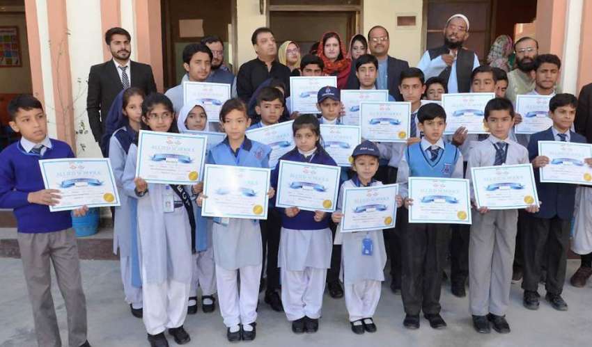 کوئٹہ: مقامی سکول کے زیر اہتمام کوئٹہ پریس کلب کے صدر رضا ..