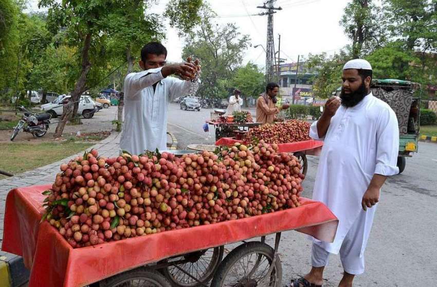 لاہور: ریڑھی بان لیچی کا تازہ رکھنے کے لیے پانی کا چھڑکاؤ ..