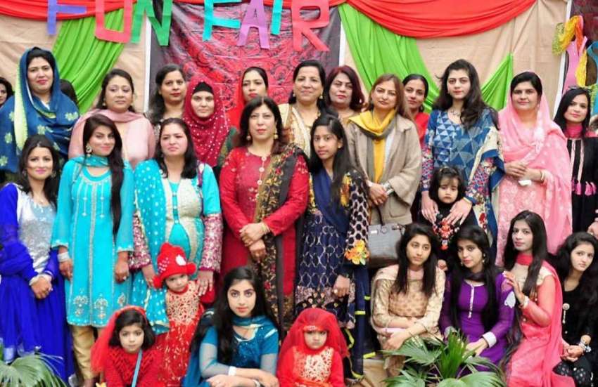 راولپنڈی: مقامی کالج میں فن فیئر کے موقع پر طالبات کا پرنسپل ..
