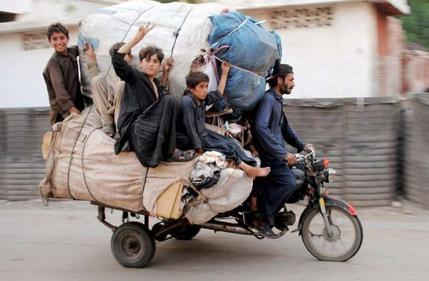 حیدر آباد: موٹر سائیکل پر بچے اوور لوڈ سامان پر بیٹھے ہیں ..