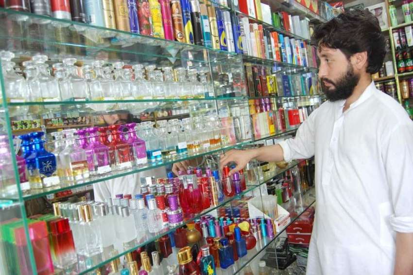 اسلام آباد: دکاندار گاہکوں کو متوجہ کرنے کے لیے پرفیوم سجا ..