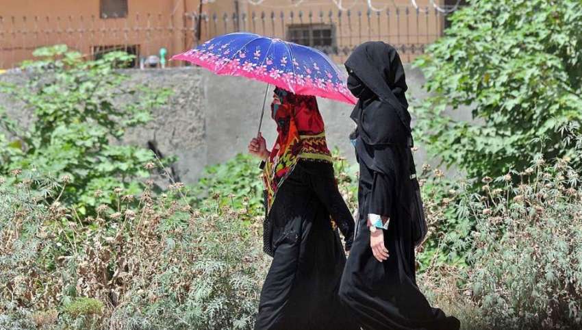 راولپنڈی: خواتین گرمی اور دوھوپ کی شدت سے بچنے کے لیے چھتری ..