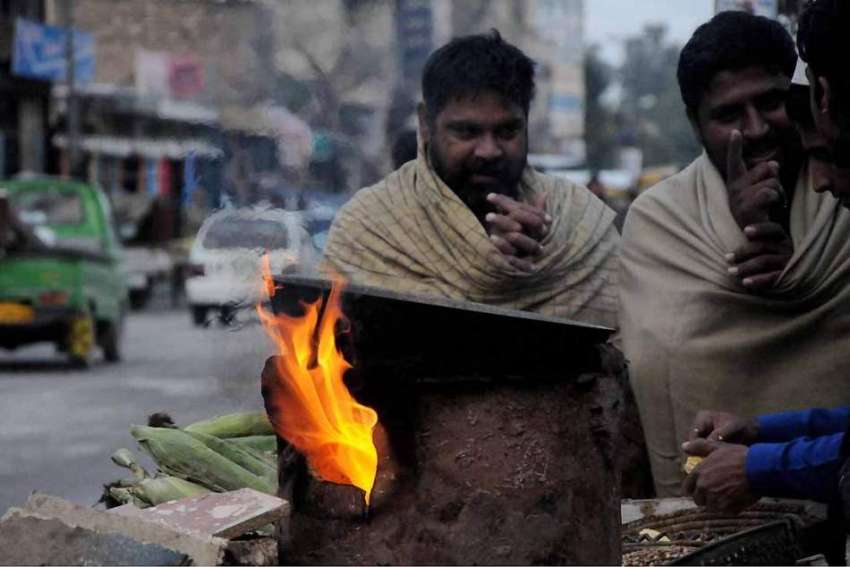 اسلام آباد: شہری ریڑھی بان سے بھنے ہوئے چنے خرید رہے ہیں۔