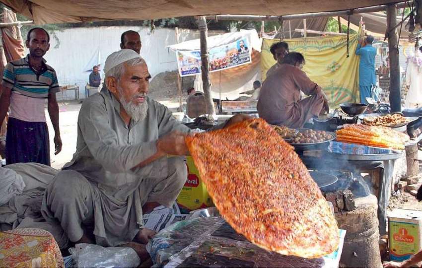 فیصل آباد: دکاندار گاہکوں کو متوجہ کرنے کے لیے قتلمے بنا ..