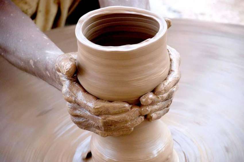 سرگودھا: کمہار روایتی انداز سے مٹی کے برتن بنا رہا ہے۔